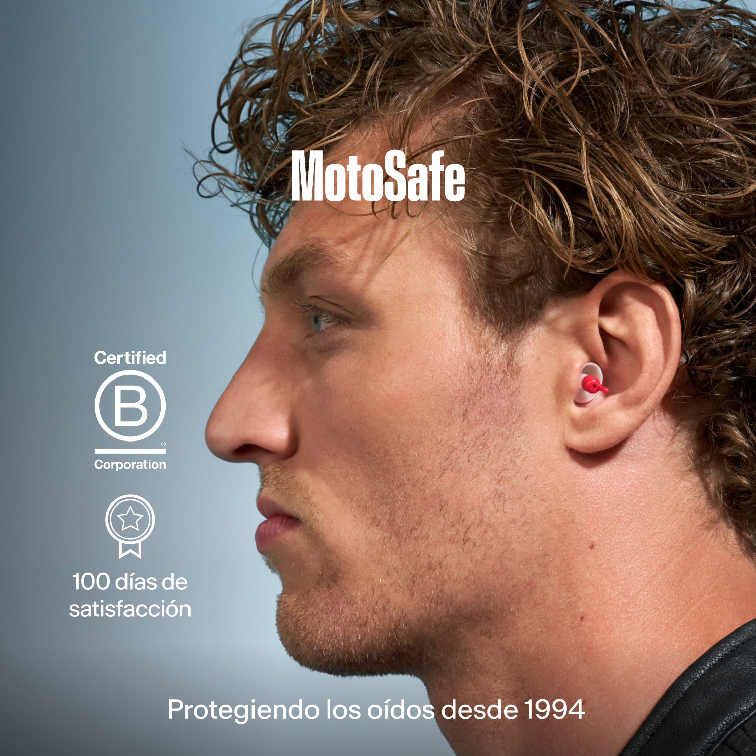 Hombre con un tapón Alpine MotoSafe Sport en el oído, con el texto &