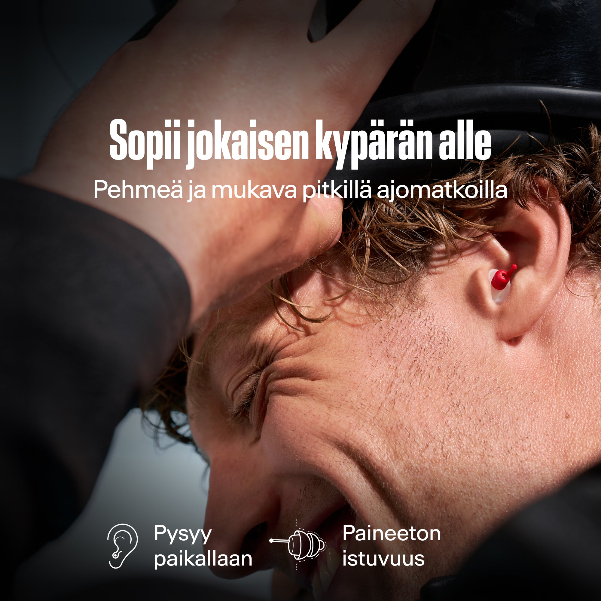Moottoripyöräilijä laittaa kypärää päähän Alpine MotoSafe Sport -korvatulppa korvassa, tekstinä &