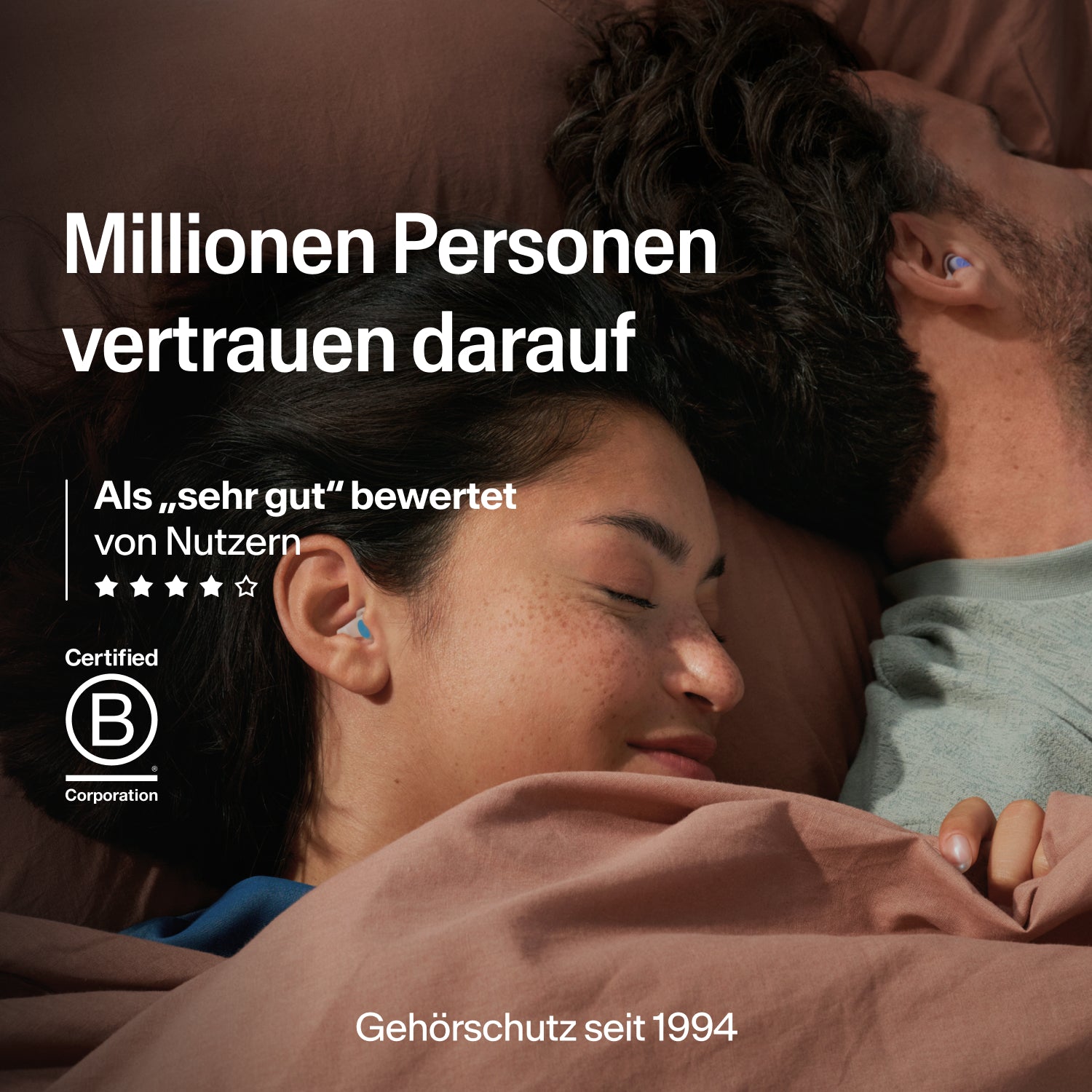 Schlafendes Paar mit Alpine SleepDeep Multisize Ohrstöpseln, von Millionen geschätzt, B Corp zertifiziert, Gehörschutz seit 1994