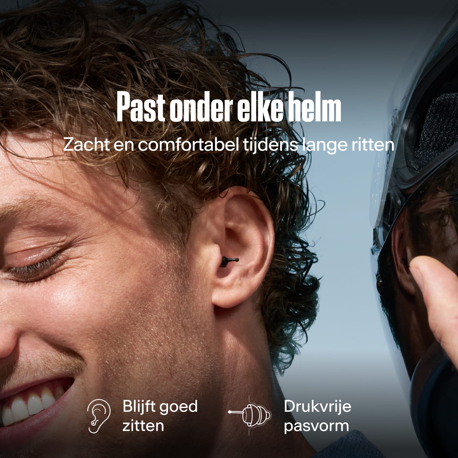 Man met een Alpine MotoSafe Tour oordop in naast een helm, tekst "Past onder elke helm – Zacht en comfortabel tijdens lange ritten", "Blijft goed zitten", "Drukvrije pasvorm"