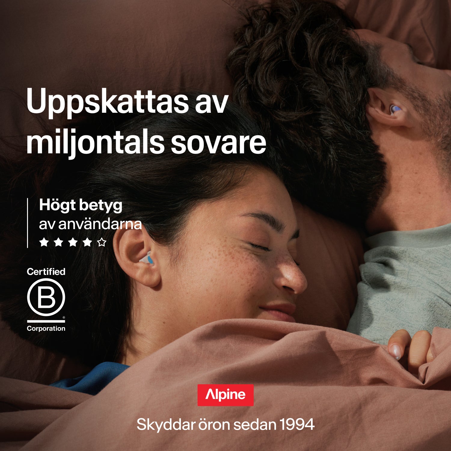 Sovande par med Alpine SleepDeep öronproppar i storlek S, betrodda av miljoner, B Corp-certifierade, skyddar öron sedan 1994