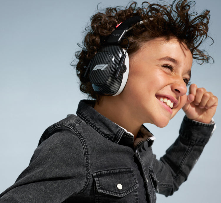 jongen met alpine formula 1 muffy