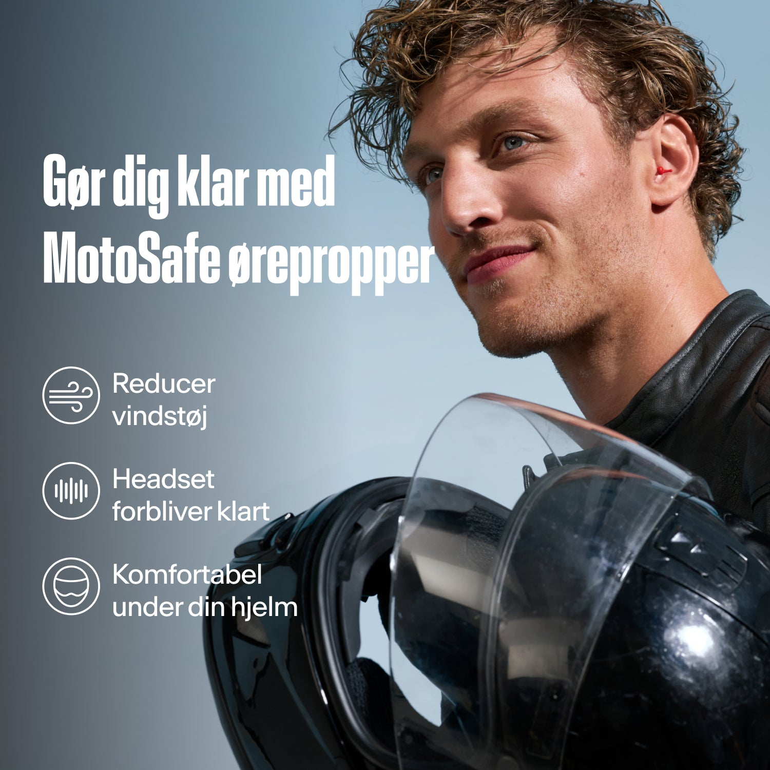 Motorcyklist med Alpine MotoSafe Sport ørepropper holder en hjelm, med teksten &