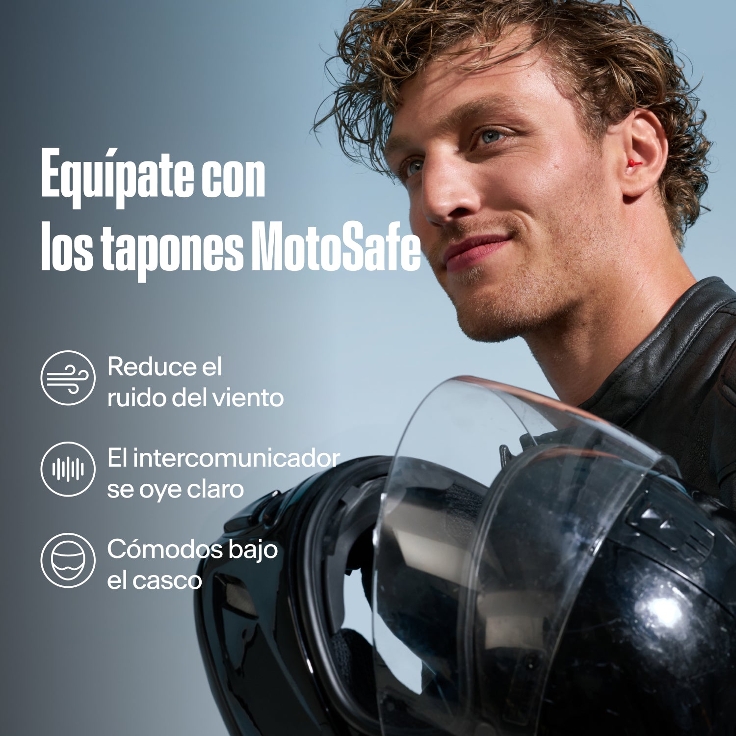 Motorista con tapones Alpine MotoSafe Sport sujetando un casco, con el texto &