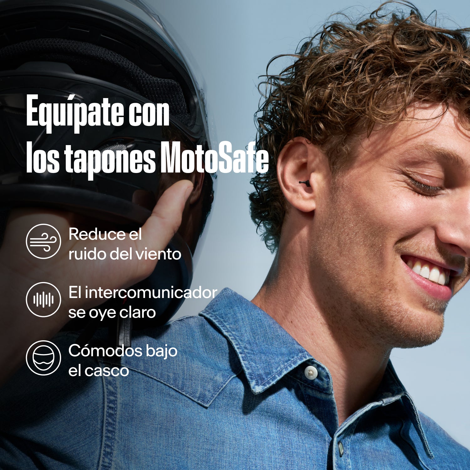 Hombre sonriente sujetando un casco de moto, texto «Equípate con los tapones MotoSafe»: «Reduce el ruido del viento», «El intercomunicador se oye claro», «Cómodos bajo el casco» (Alpine MotoSafe Tour) 