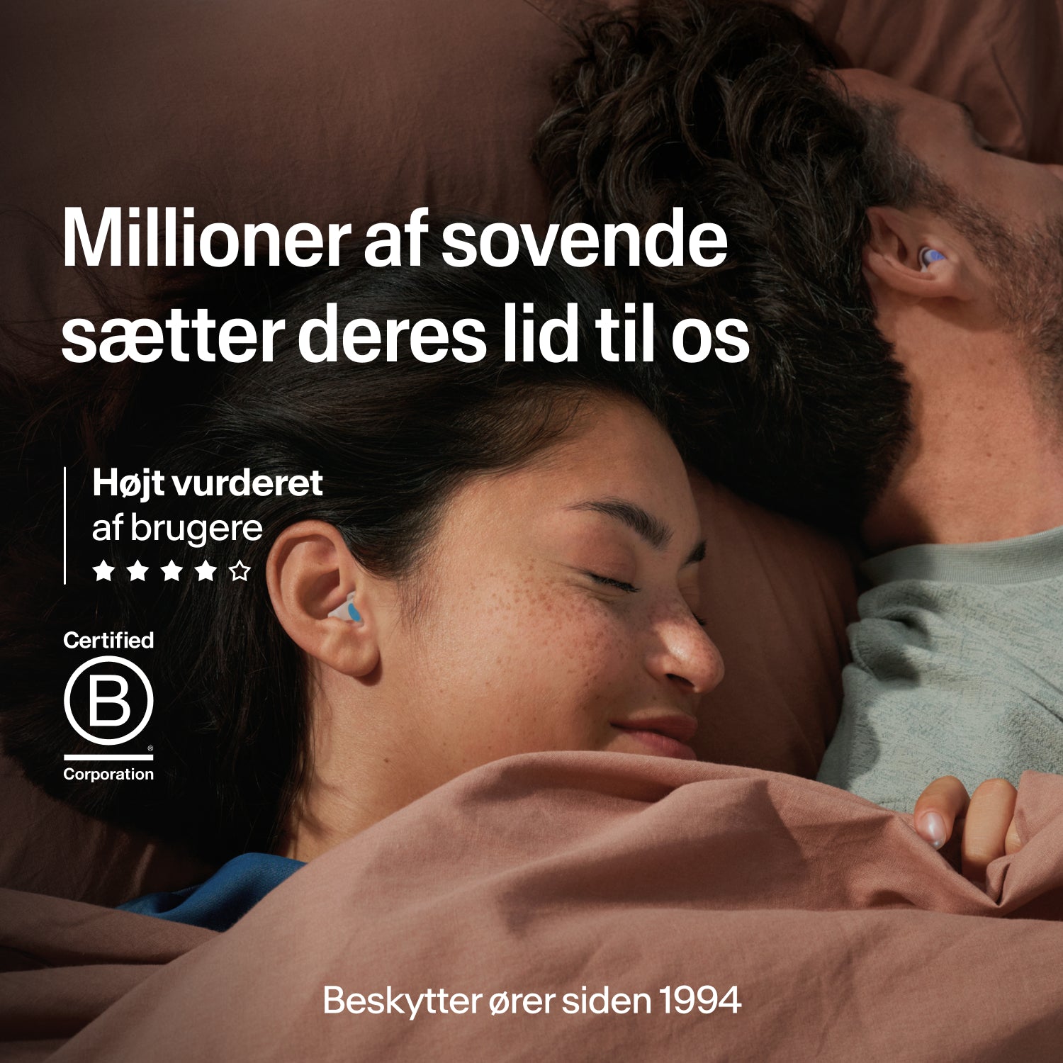 Sovende par med Alpine SleepDeep ørepropper i størrelse L, betroet af millioner, B Corp-certificeret, beskytter ører siden 1994  
