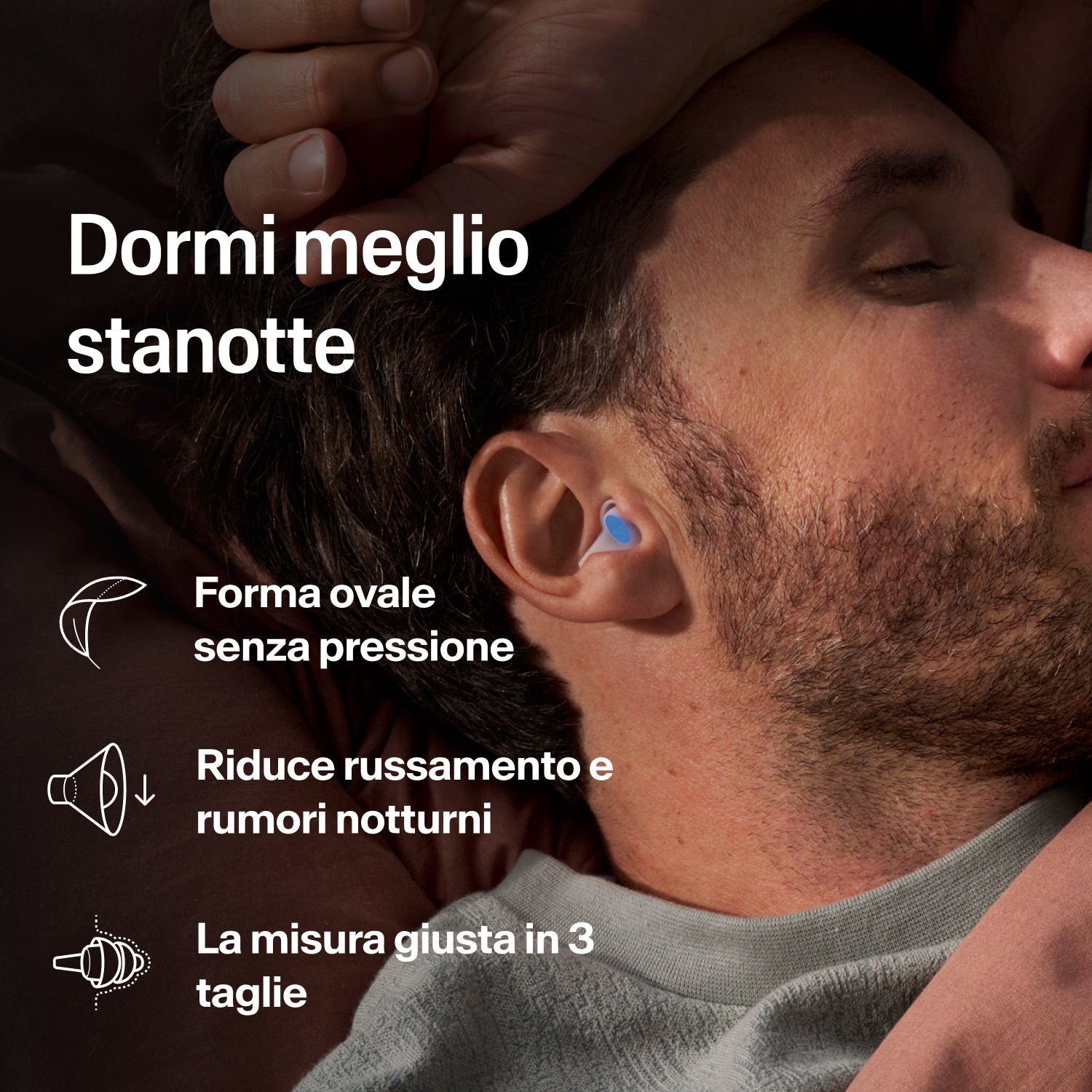 Uomo che dorme sul fianco con un tappo Alpine SleepDeep taglia M contro russamento e rumori notturni 