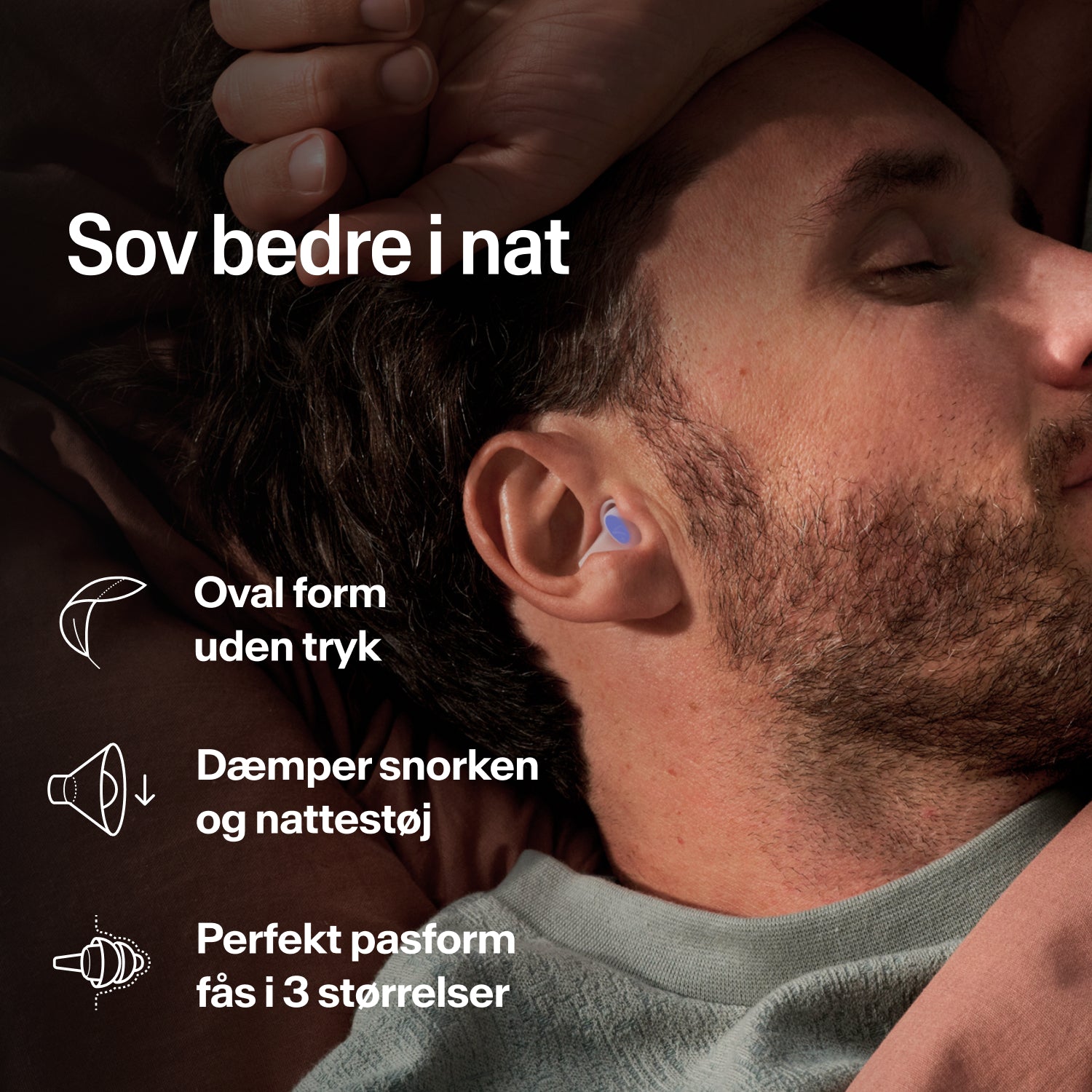 Mand sover på siden med en Alpine SleepDeep Multisize øreprop mod snorken og natlig støj 