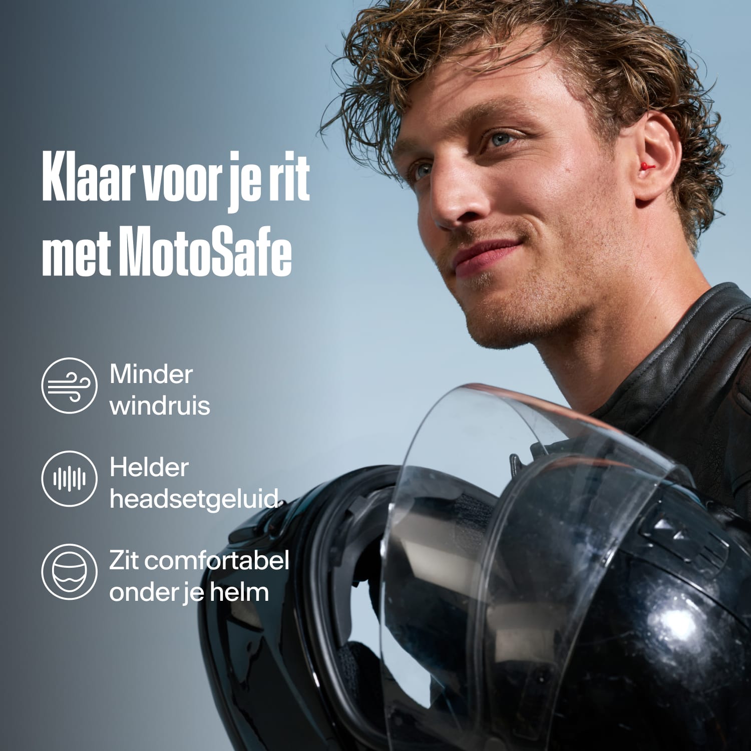 Motorrijder met Alpine MotoSafe Sport oordoppen houdt een helm vast, met de tekst &