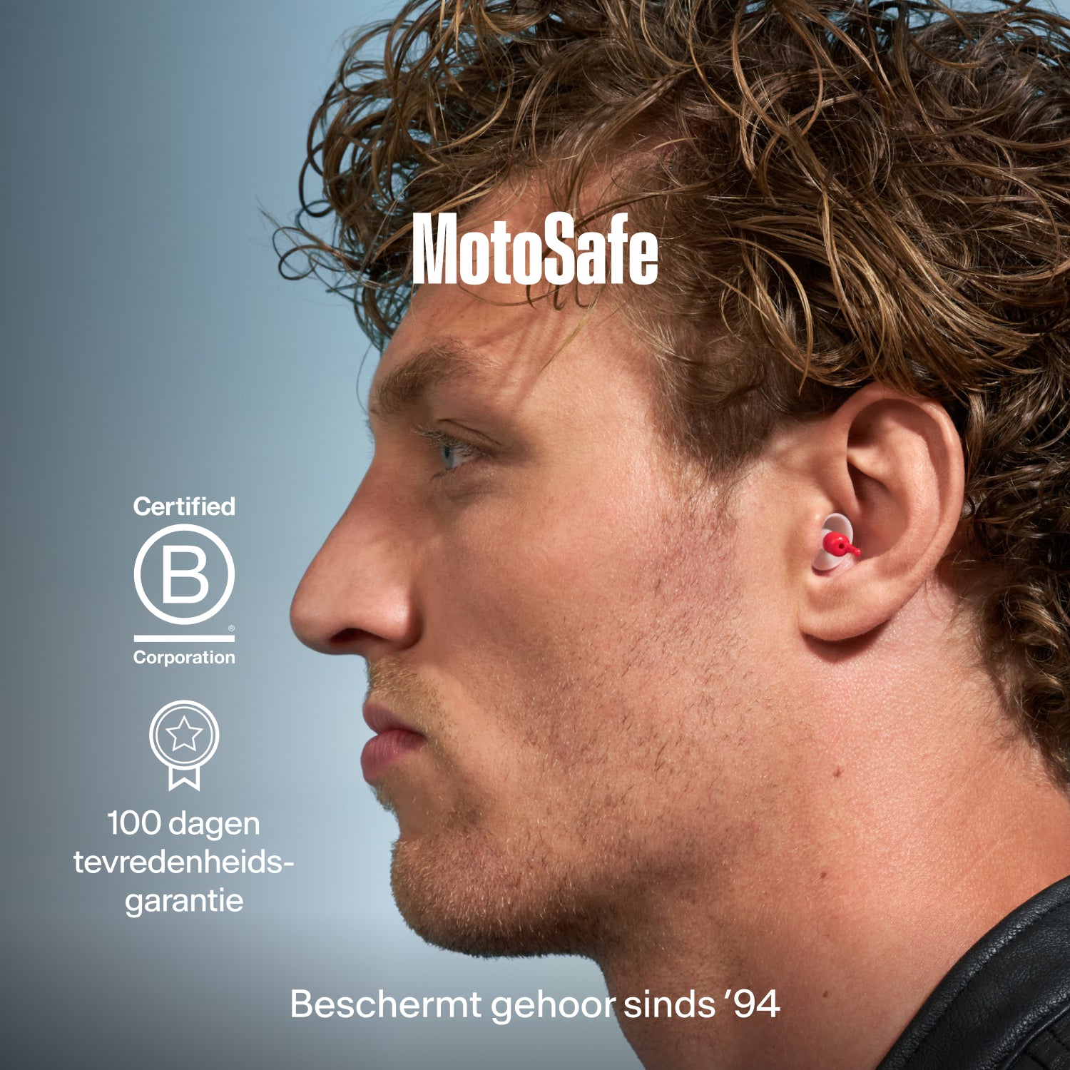 Man met een Alpine MotoSafe Sport oordop in, met de tekst &