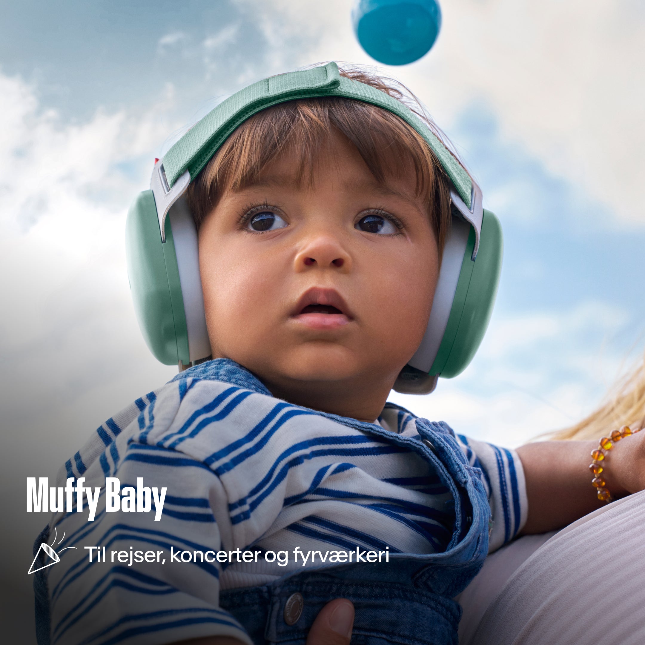 Alpine Muffy Baby høreværn båret af et lille barn udendørs, med teksten &