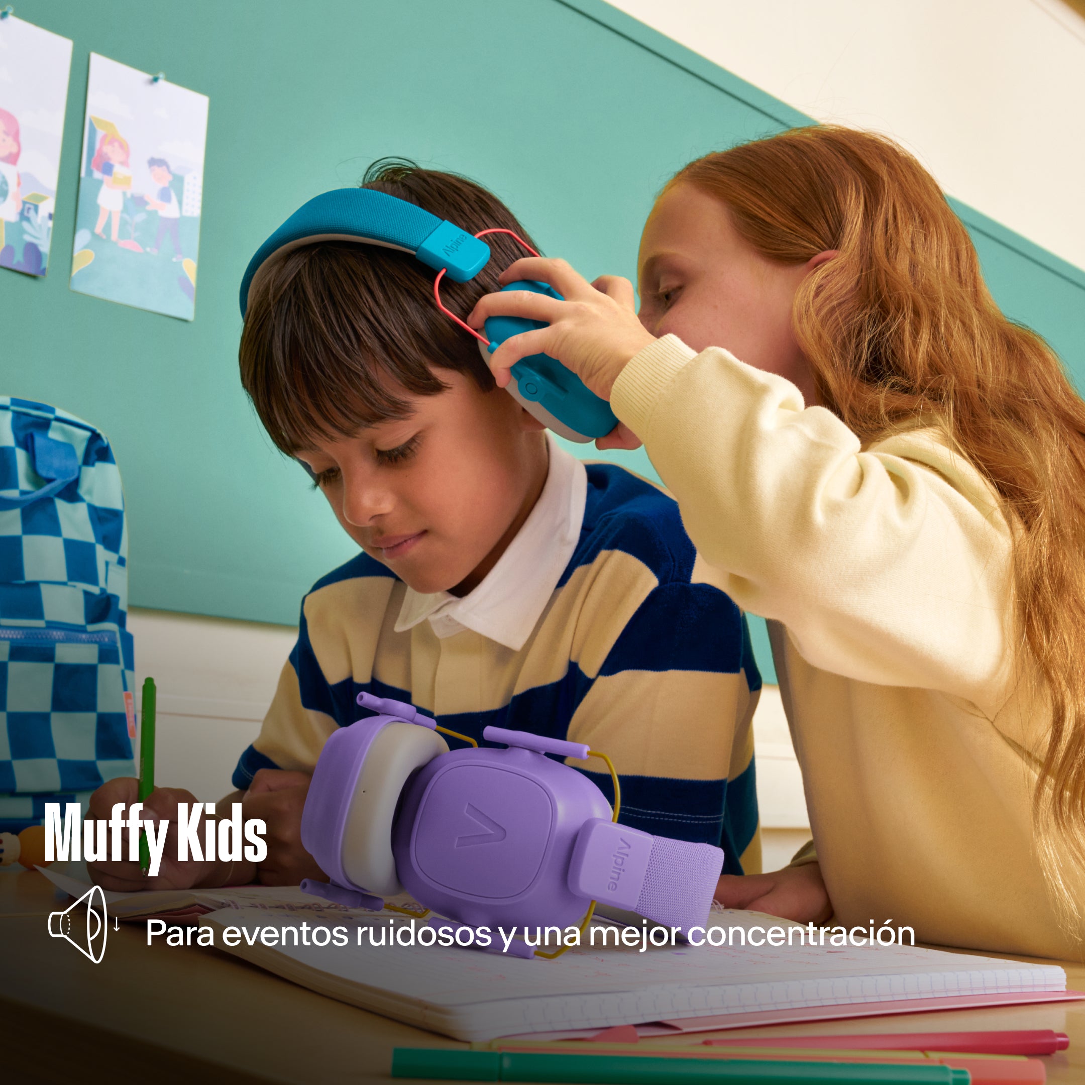 Orejeras Alpine Muffy Kids que una niña le pone a un niño en un pupitre, con el texto &
