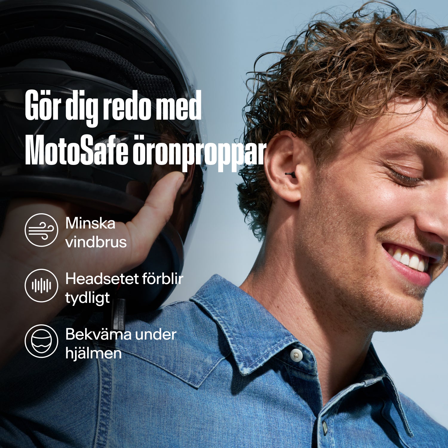 Leende man som håller en motorcykelhjälm, text "Gör dig redo med MotoSafe öronproppar": "Minska vindbrus", "Headsetet förblir tydligt", "Bekväma under hjälmen" (Alpine MotoSafe Tour) 