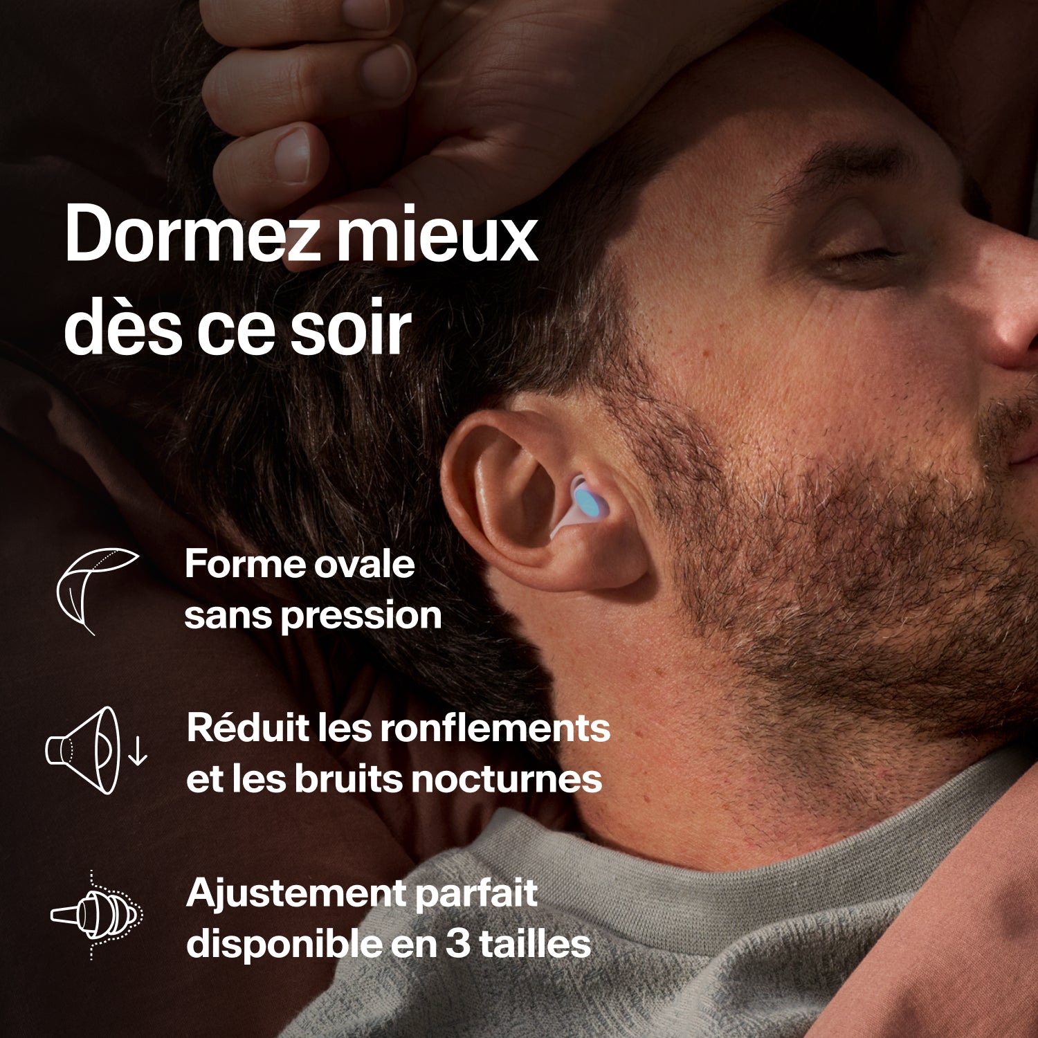Homme endormi sur le côté portant un bouchon Alpine SleepDeep taille S contre ronflements et bruit nocturne 