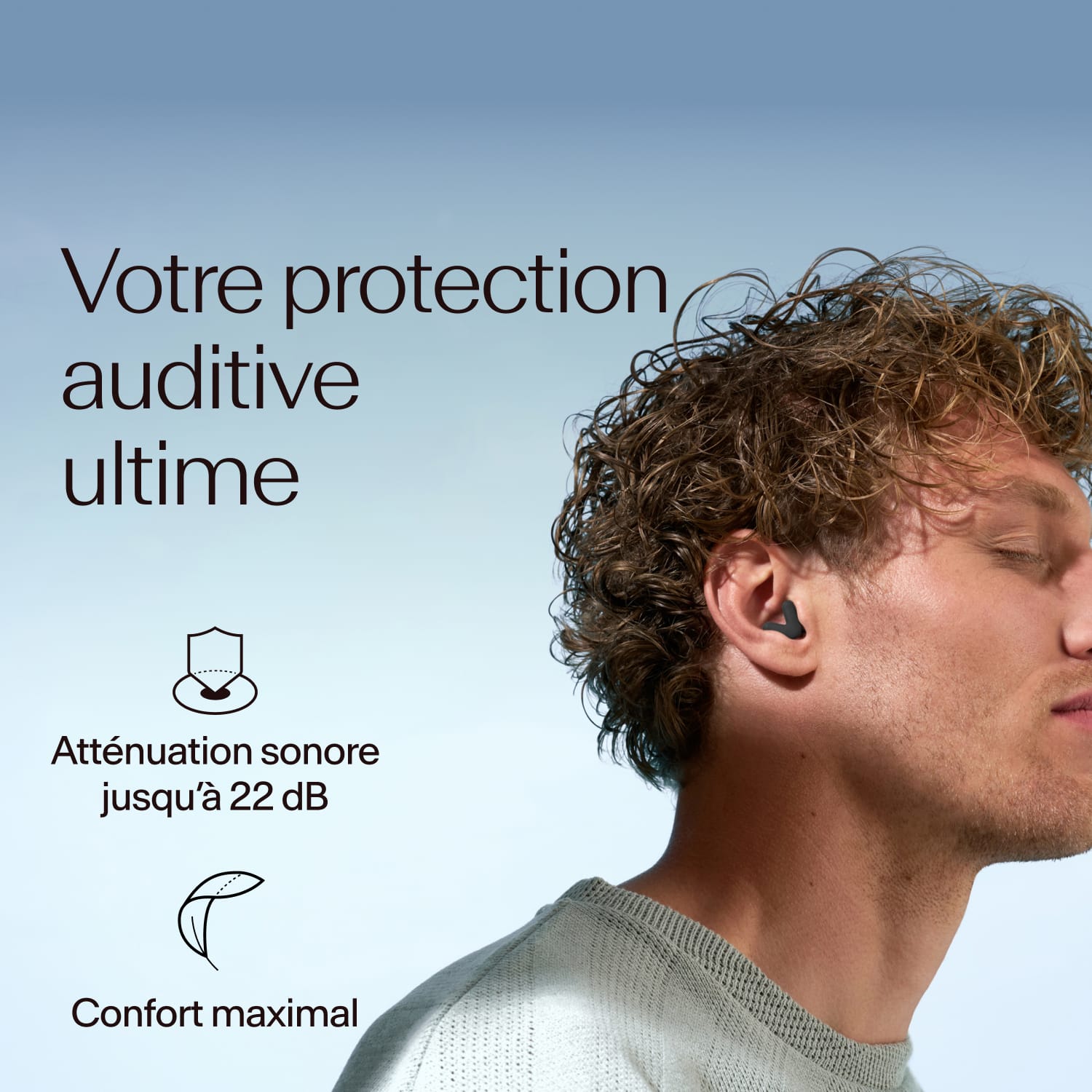 Hommes portant les Alpine Silence en noir, avec une atténuation de 22dB 