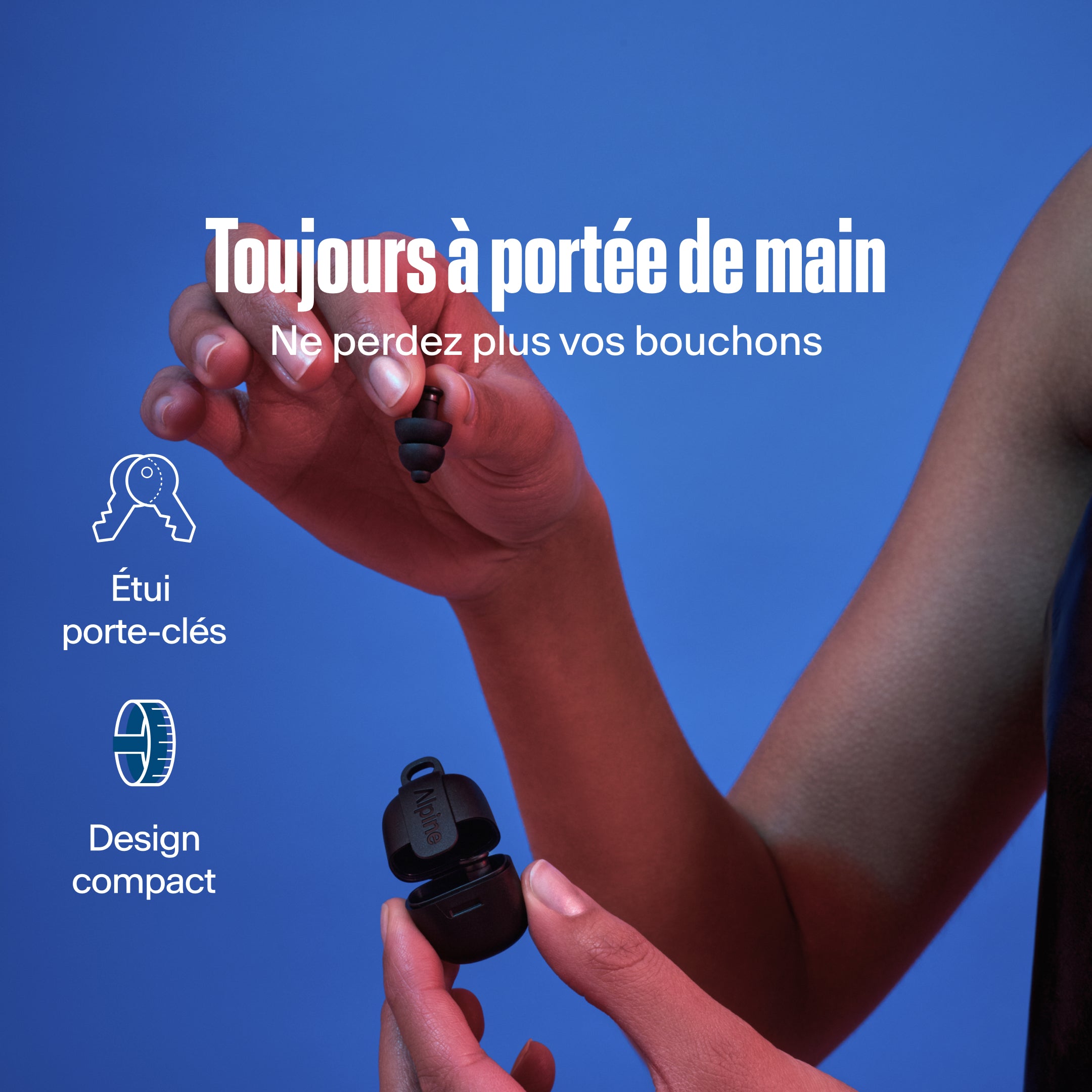 Alpine PartyPlug Pro, toujours à portée de main. Main tenant un bouchon d&